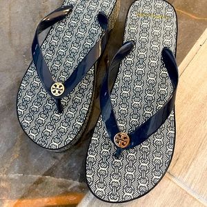 Tory Burch Cut-Out Gold embossed navy flip flops